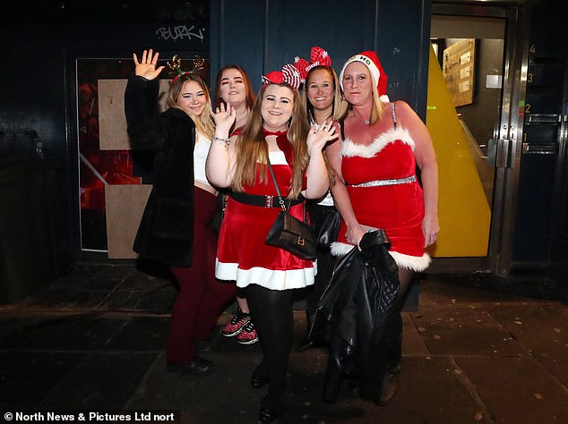 Nachtschwärmer stellten sich vor, wie sie im Stadtzentrum von Newcastle in festliche Stimmung geraten