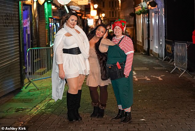 In Nottingham wurden Freunde gesichtet, von denen einer als Elf verkleidet war und der andere ein Rentiergeweih trug