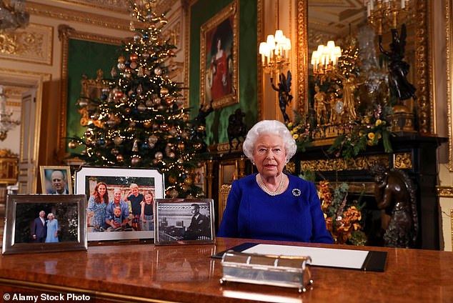 Diese Entscheidung vermeidet das potenzielle Minenfeld, welche Familienfotos auf einem Schreibtisch angezeigt werden sollen.  Die verstorbene Königin, die diese Konstellation befürwortete, löste Spekulationen aus, sie habe Prinz Harry und Meghan „brüskiert“, als sie ihre Bilder im Jahr 2019 wegließ