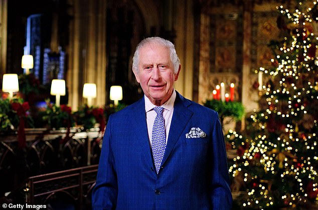 Der König scheint auch seinen Anzug zu „recyceln“ – er ist im gleichen blauen Einreiher abgebildet, den er letztes Jahr bei der Weihnachtsbotschaft trug (im Bild).