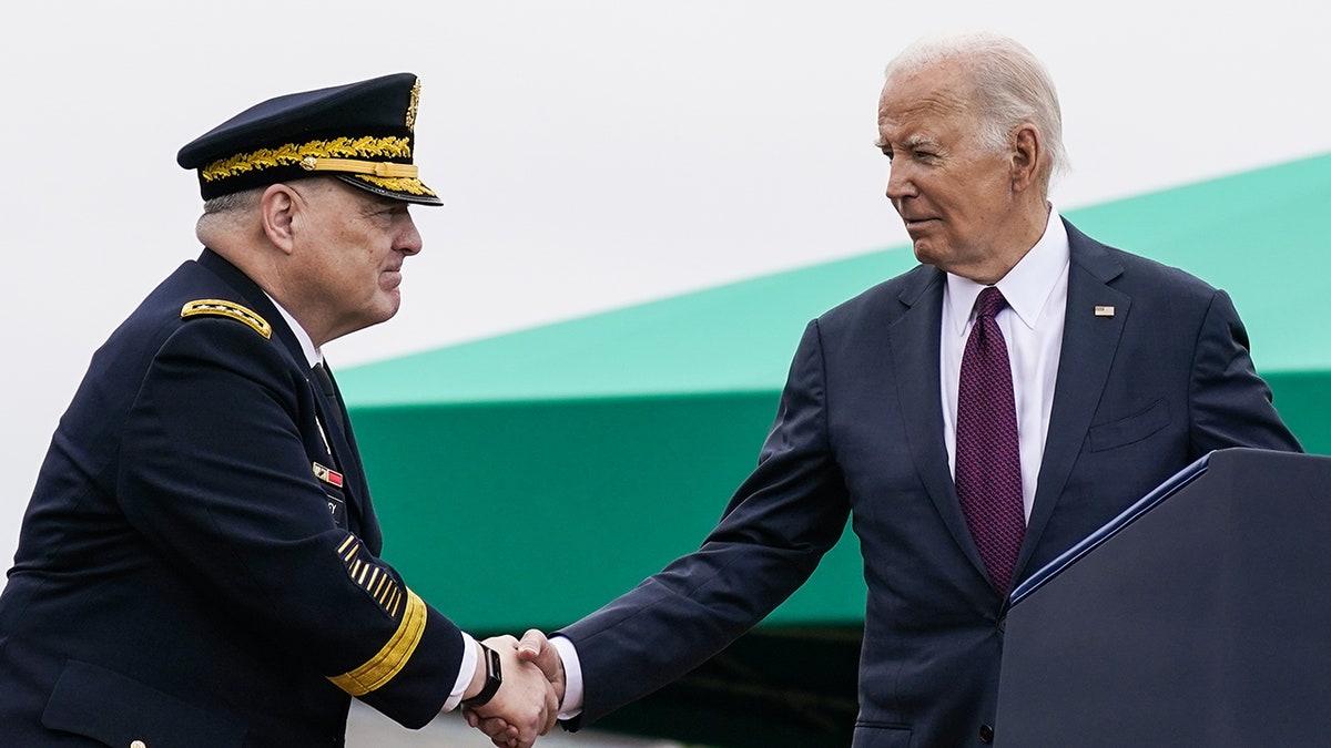 Präsident Biden schüttelt General Milley die Hand