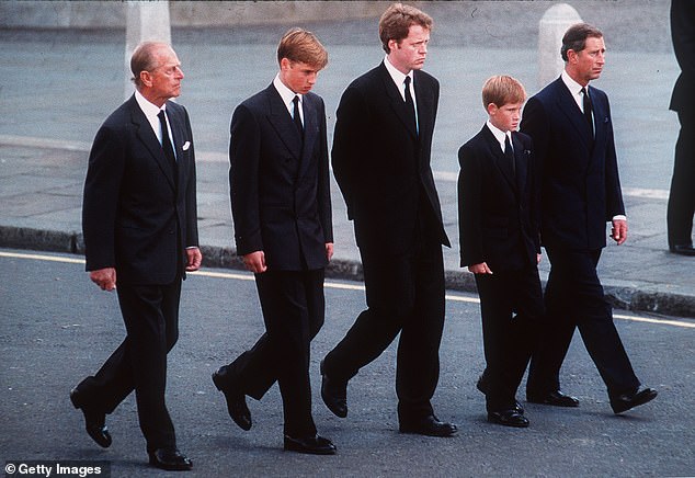 Prinz Philip, der Herzog von Edinburgh, Prinz William, Earl Spencer, Prinz Harry und Prinz Charles, der Prinz von Wales, folgen dem Sarg von Diana, Prinzessin von Wales im Jahr 1997