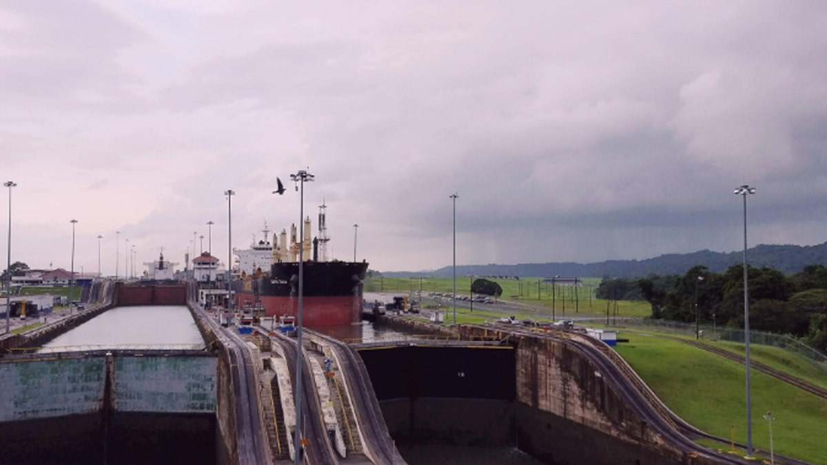 Schiff an den Schleusen des Panamakanals