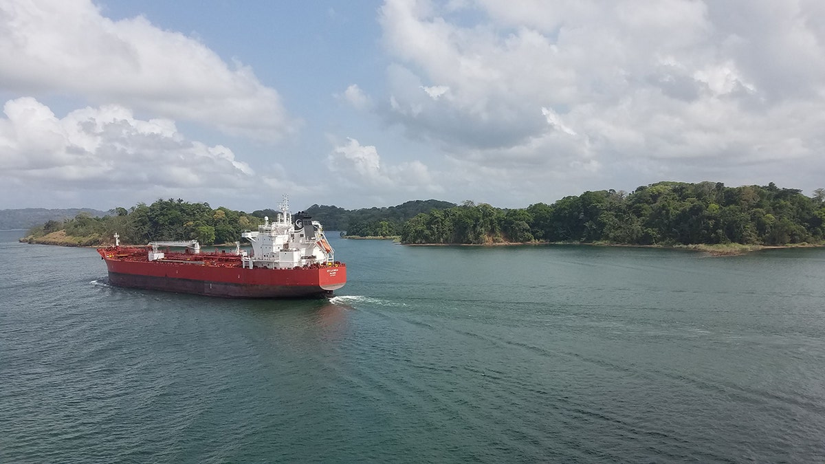 Rot-weißes Schiff, das über den Gatun-See fährt
