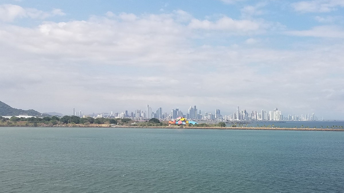 Skyline von Panama City aus der Ferne