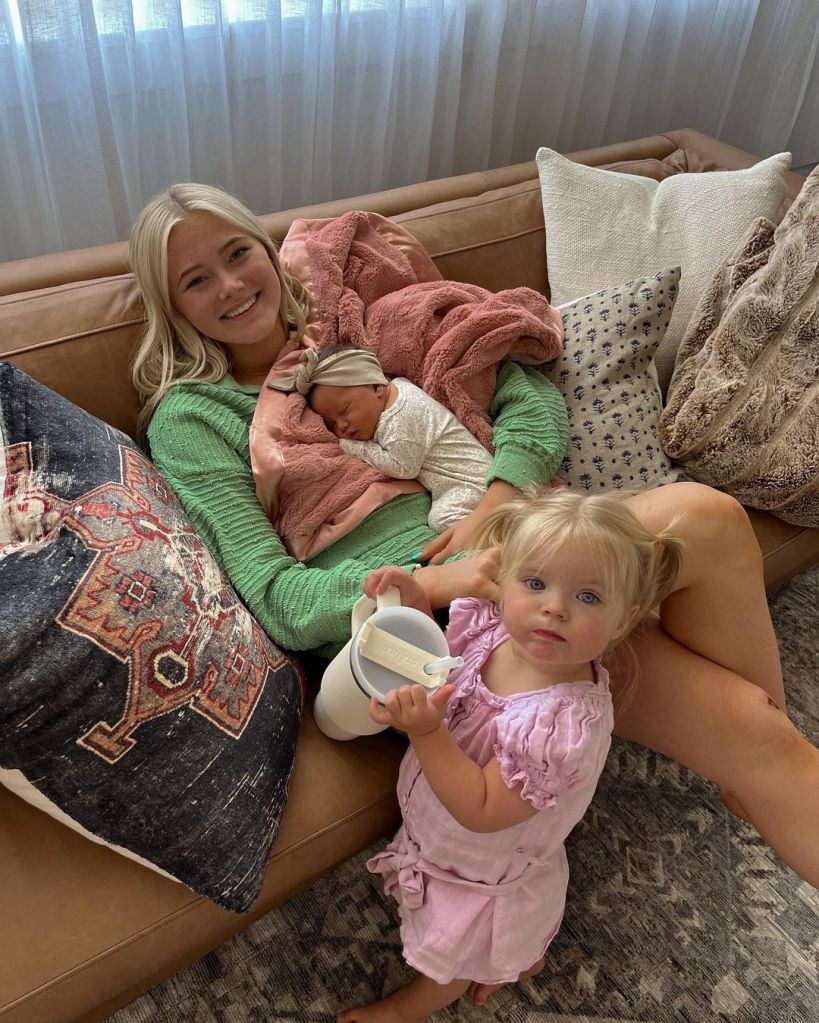 Rylee Arnold mit ihren Nichten. 