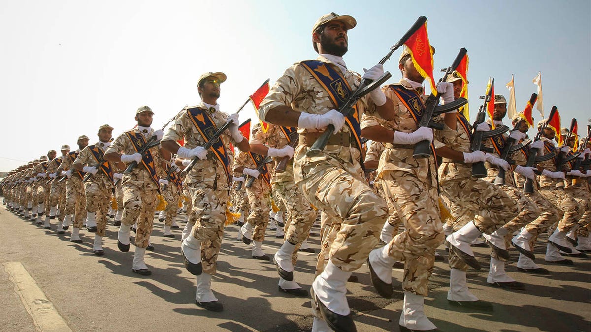 Mitglieder der iranischen Revolutionsgarde marschieren