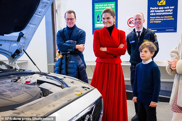 Victoria wurde von ihrem Ehemann Prinz Daniel, 55 (Bild links) und ihren Kindern begleitet