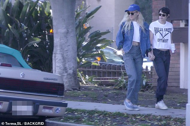 Die 33-jährige Oscar-Nominierte trug für den sonnigen Ausflug in Los Angeles am Samstag einen lässigen Auftritt in einem weißen Grafik-T-Shirt und zerrissenen Jeans