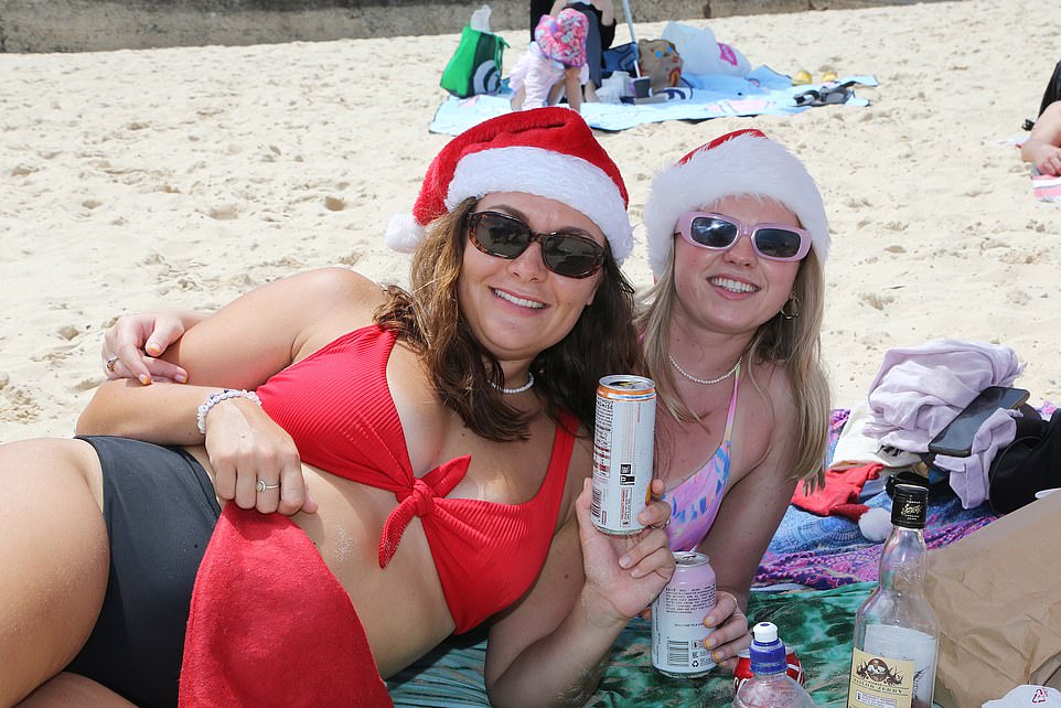 Man sieht zwei Freunde, wie sie am Bondi Beach ein paar Drinks genießen