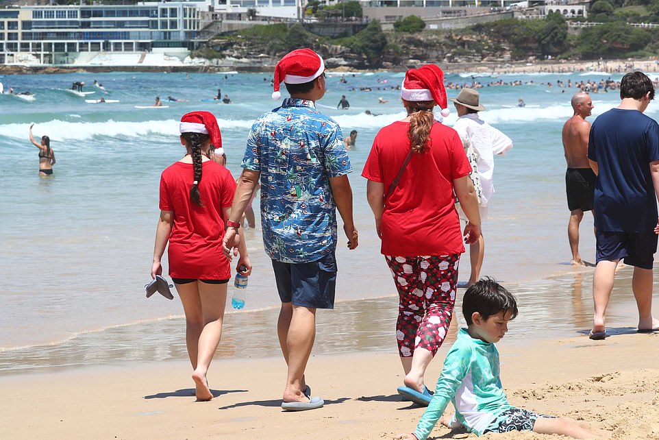 Australier werden in ihren schönsten Weihnachtsoutfits gesehen, wenn sie nach Bondi Beach strömen