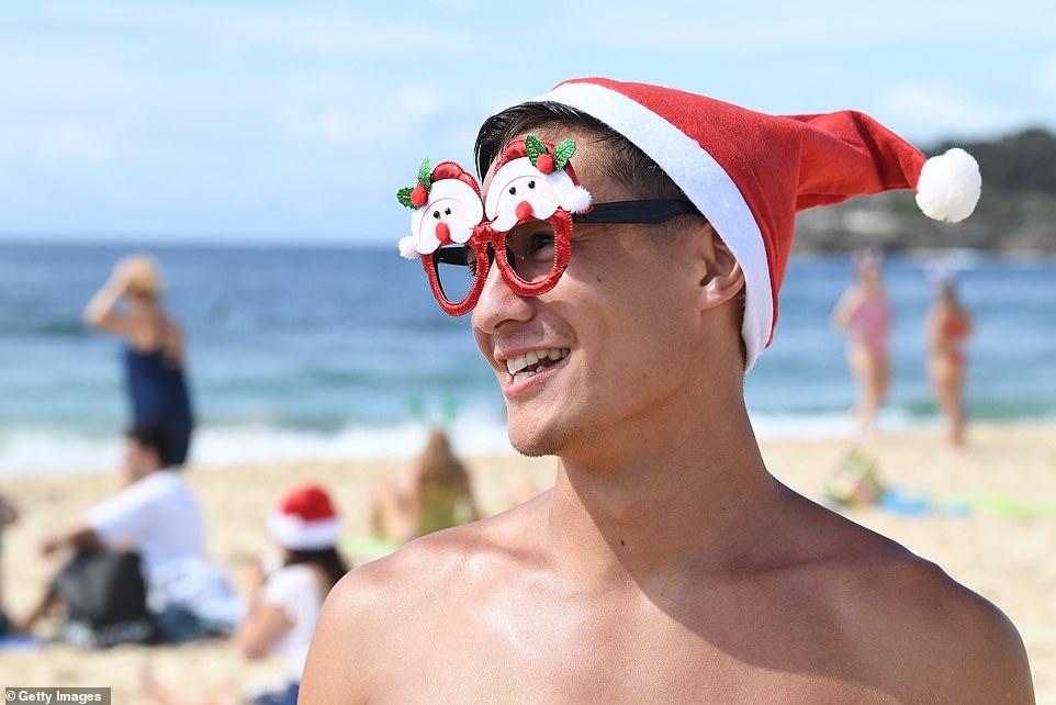 Während eines Weihnachtsausflugs nach Bondi ist ein Mann mit festlicher Brille zu sehen