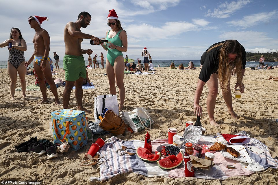Eine Gruppe von Freunden genoss ein Weihnachtspicknick am Bondi Beach