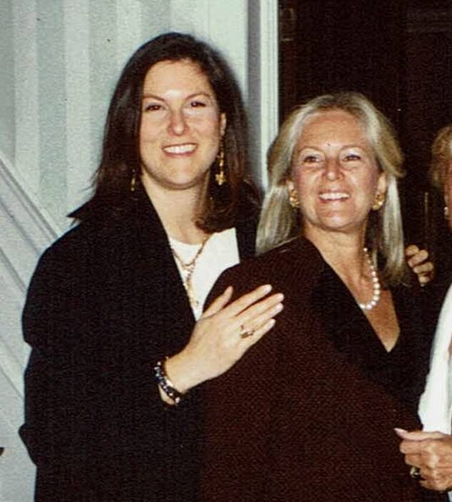 Amy Hatkoff [pictured left] sagte, sie könne jahrelang spüren, wie Susan sich in schwierigen Situationen fühlte, und bot ihr eine tröstende Umarmung und eine beruhigende Präsenz an