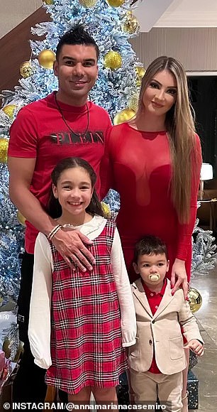Casemiro posiert mit seiner Frau Anna und ihren Kindern