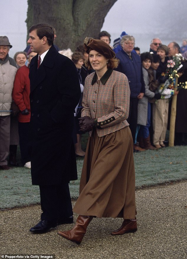 Prinz Andrew mit seiner Frau in der Kirche von Sandringham am Weihnachtstag, dem 25. Dezember 1991