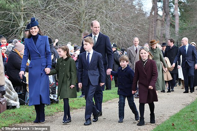 Der Prinz und die Prinzessin von Wales gehen mit ihren Kindern, Prinzessin Charlotte und Prinz George, der die Hand von Mia Tindall hält, in die Kirche