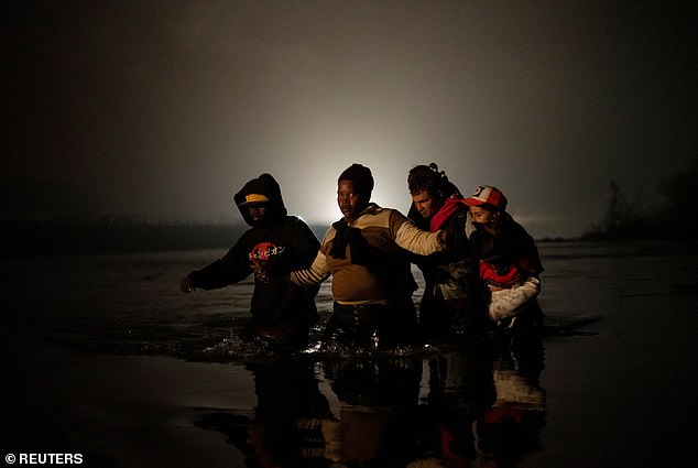 Kinder und schwangere Frauen waren unter Hunderten, die im Schutz der Dunkelheit das kühle Wasser des Rio Grande durchquerten, um ihre Reise in die USA abzuschließen