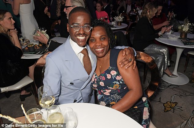 Flucht aus Ruanda: Ncutis Mutter Josephine, abgebildet mit ihrem Sohn beim Newport Beach Film Festival im Londoner Langham Hotel im Jahr 2020, erhielt den Hinweis, dass ihr Ehemann Tharcisse ein Ziel auf der Todesliste des Hutu-Stammes sei, und die Familie beschloss, zu fliehen