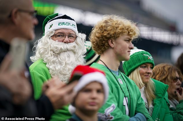 Ein Fan der Philadelphia Eagles sieht sich am Weihnachtstag Aufwärmübungen an, die wie der Weihnachtsmann gekleidet sind