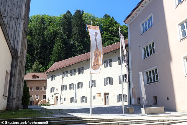 Hallein, Österreich - 7. August 2020: Stille-Nacht-Museum neben der Pfarrkirche Hallein.  Das Museum präsentiert das Werk des Komponisten Franz Xaver Gruber