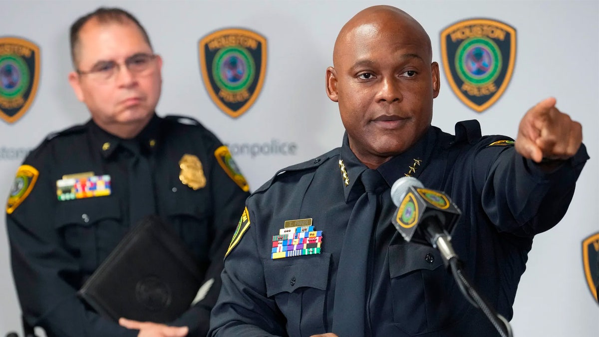 Ein Polizeichef zeigt auf einen Reporter, der bei einer Pressekonferenz in Houston Fragen beantworten soll.