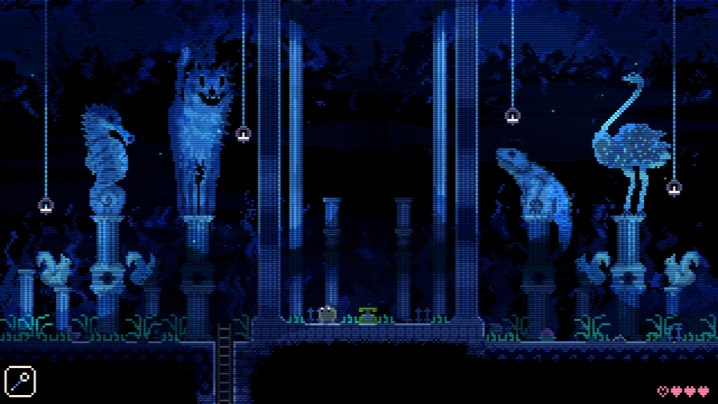 Eine Kreatur sitzt in einem blauen Raum in Animal Well.