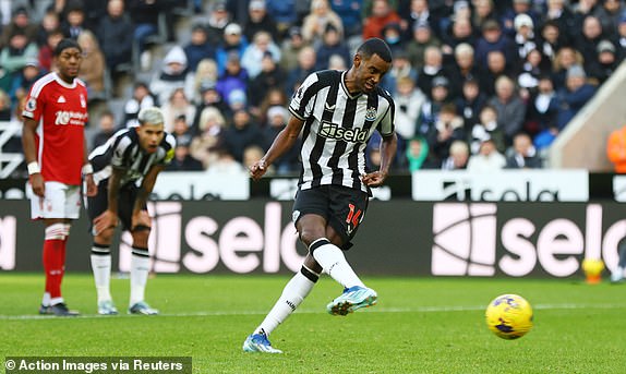 Soccer Football - Premier League -  Newcastle United v Nottingham Forest - St James' Park, Newcastle, Britain - December 26, 2023 Newcastle United's Alexander Isak scores their first goal from the penalty spot Action Images via Reuters/Lee Smith NO USE WITH UNAUTHORIZED AUDIO, VIDEO, DATA, FIXTURE LISTS, CLUB/LEAGUE LOGOS OR 'LIVE' SERVICES. ONLINE IN-MATCH USE LIMITED TO 45 IMAGES, NO VIDEO EMULATION. NO USE IN BETTING, GAMES OR SINGLE CLUB/LEAGUE/PLAYER PUBLICATIONS.