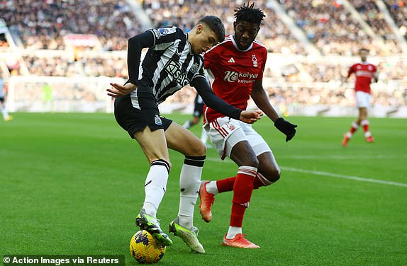 Soccer Football - Premier League -  Newcastle United v Nottingham Forest - St James' Park, Newcastle, Britain - December 26, 2023 Newcastle United's Lewis Miley in action with Nottingham Forest's Ibrahim Sangare Action Images via Reuters/Lee Smith NO USE WITH UNAUTHORIZED AUDIO, VIDEO, DATA, FIXTURE LISTS, CLUB/LEAGUE LOGOS OR 'LIVE' SERVICES. ONLINE IN-MATCH USE LIMITED TO 45 IMAGES, NO VIDEO EMULATION. NO USE IN BETTING, GAMES OR SINGLE CLUB/LEAGUE/PLAYER PUBLICATIONS.