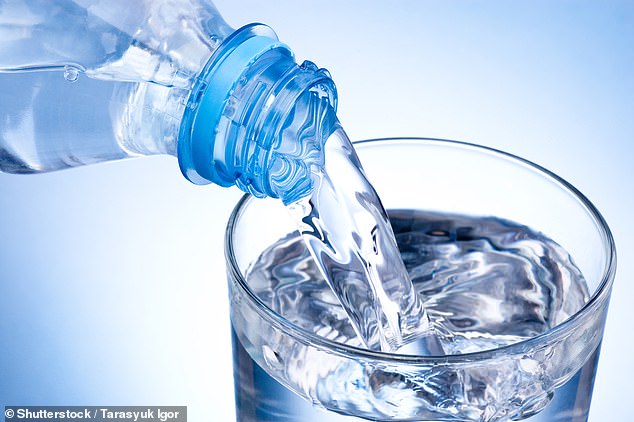 Zu viel Wasser kann zu Hyponatriämie führen, bei der unser Blutsalzspiegel gefährlich niedrig wird (Archivbild)
