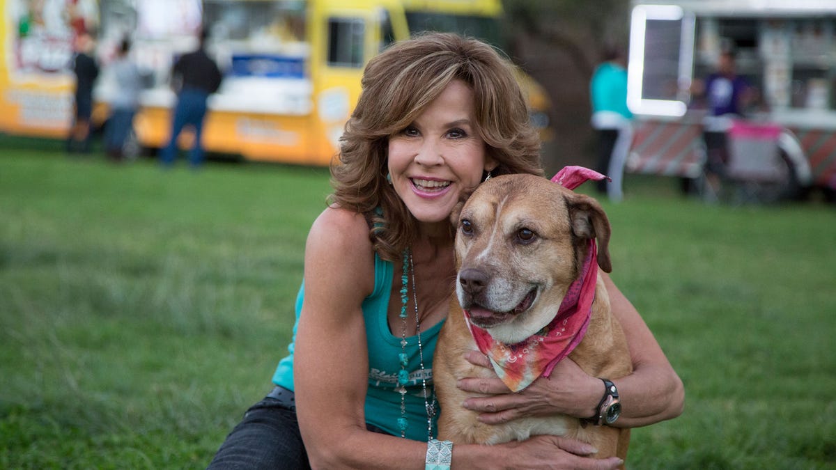 Linda Blair umarmt einen Hund