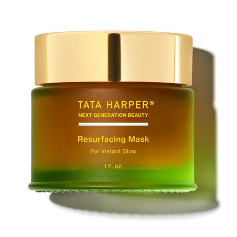 Tata Harper Resurfacing Mask: Ein grünes Glas mit goldenem Deckel und gelbem Text auf weißem Hintergrund.
