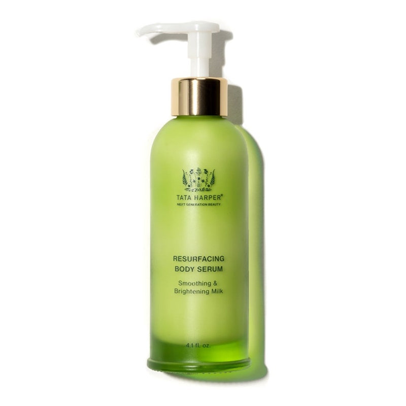 Tata Harper Skincare Resurfacing Body Serum: eine Pumpflasche aus grünem Glas mit dunkelgrünem Text auf weißem Hintergrund