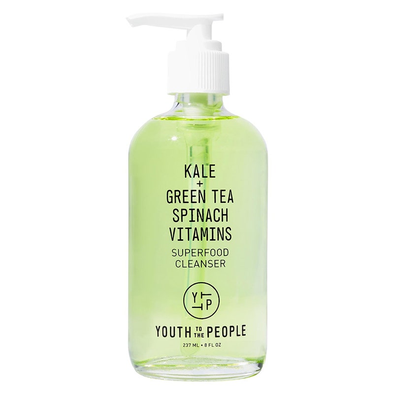Youth to the People Superfood Cleanser: Eine Pumpflasche aus Glas, gefüllt mit grünem Gesichtswaschmittel auf weißem Hintergrund