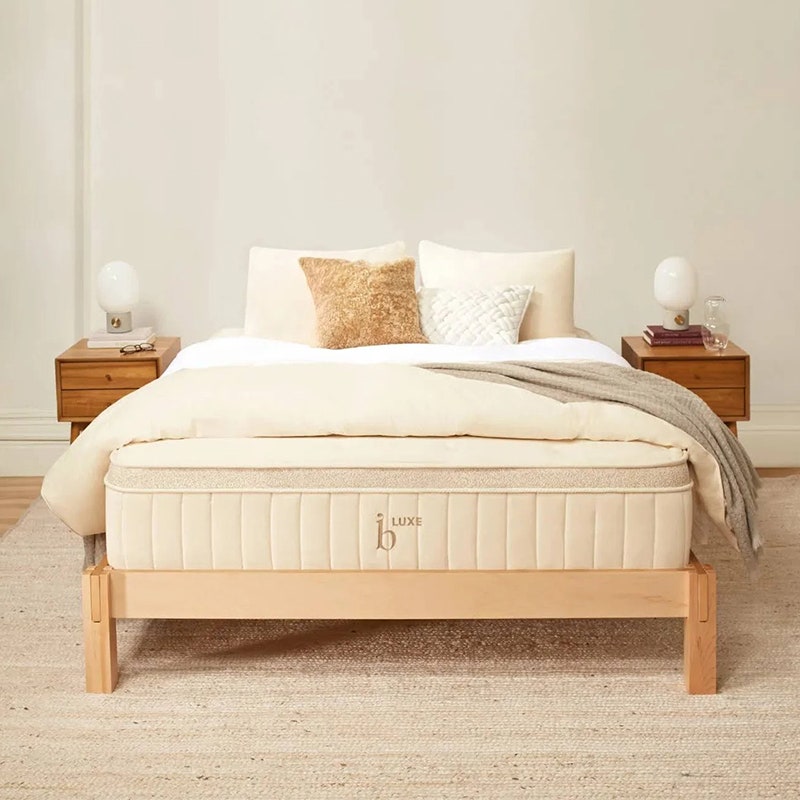 Die Birken-Luxe-Matratze in einem weißen Schlafzimmer