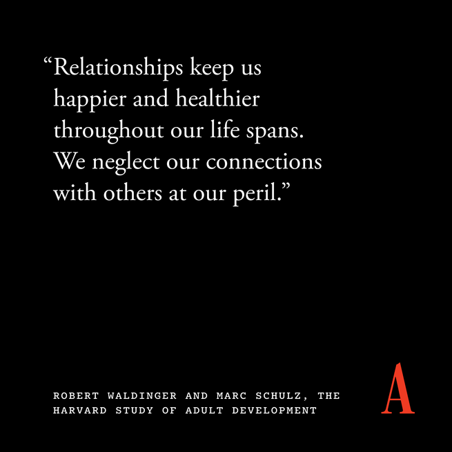 Zitatkarte mit der Aufschrift „Beziehungen machen uns ein Leben lang glücklicher und gesünder.“  Wir vernachlässigen unsere Verbindungen zu anderen auf eigene Gefahr.“  — Robert Waldinger und Marc Schulz, Die Harvard-Studie zur Erwachsenenentwicklung 