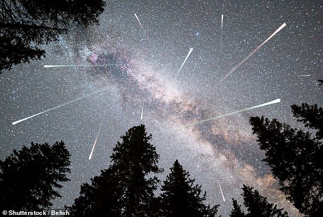 Während bis zu 150 mehrfarbige Meteore pro Stunde zu sehen sind, können die meisten Beobachter mit bloßem Auge zwischen 40 und 50 pro Stunde sehen