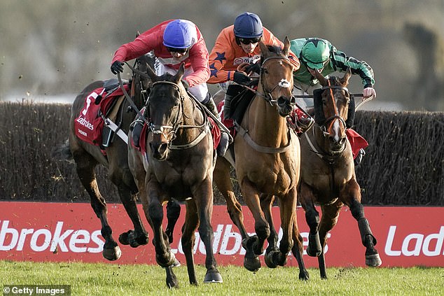 Hewick (rechts, grün) setzt sich als Letzter durch und gewinnt das Rennen vor Harry Cobden und Bravemansgame (orange) sowie Paul Townend auf Allaho (rot).