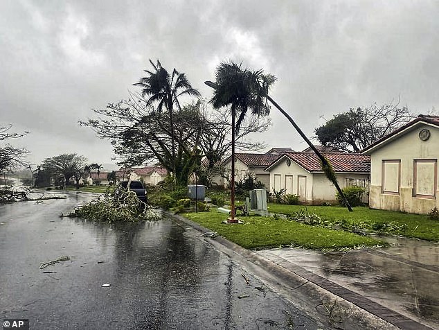Zwischen dem 23. und 24. Mai verwüstete der Supertaifun Mawar etwa 15 Stunden lang das US-Territorium Guam im Pazifischen Ozean, etwa 1.200 Meilen östlich der Philippinen.  Mit Windgeschwindigkeiten von bis zu 145 Meilen pro Stunde war es der stärkste tropische Sturm, der seit Jahrzehnten in Guam herrschte