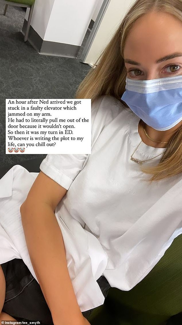 In einer Instagram-Story erklärte sie, dass ihr Arm in einem defekten Aufzug hängengeblieben sei und ihr neuer Freund Ned ihr in die Notaufnahme helfen musste.  „Er musste mich buchstäblich aus der Tür ziehen, weil sie sich nicht öffnen ließ“, schrieb sie über ein Bild von sich selbst im Krankenhaus