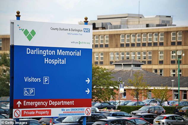 Im Bild: Ein Schild für den Besucherparkplatz am Darlington Memorial Hospital (Archivbild)