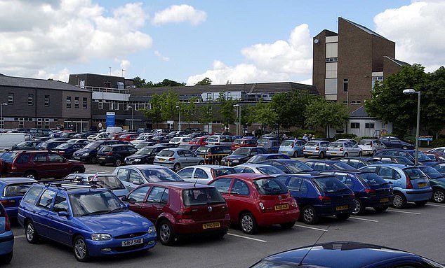 Im Bild: Ein Parkplatz vor dem Macclesfield General Hospital in Cheshire (Dateibild)