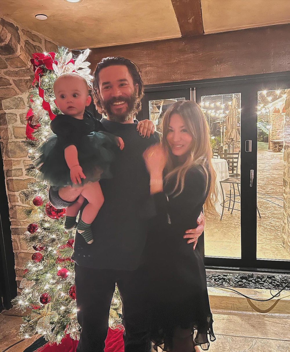 Kaley Cuoco und Tom Pelphrey kuscheln mit Tochter Matilda zu ihrem ersten Weihnachtsfest als Familie