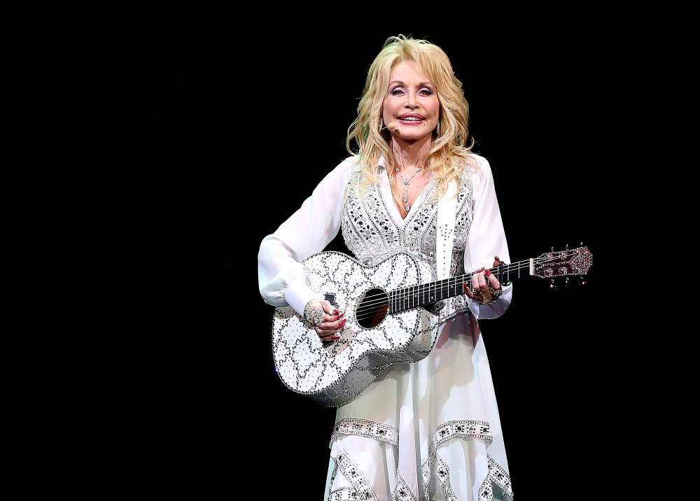 Dolly Parton überrascht einen Fan, der an Krebs im Endstadium erkrankt ist, indem sie ihm ein Ständchen bringt, um ihm beim Vervollständigen seiner Wunschliste zu helfen
