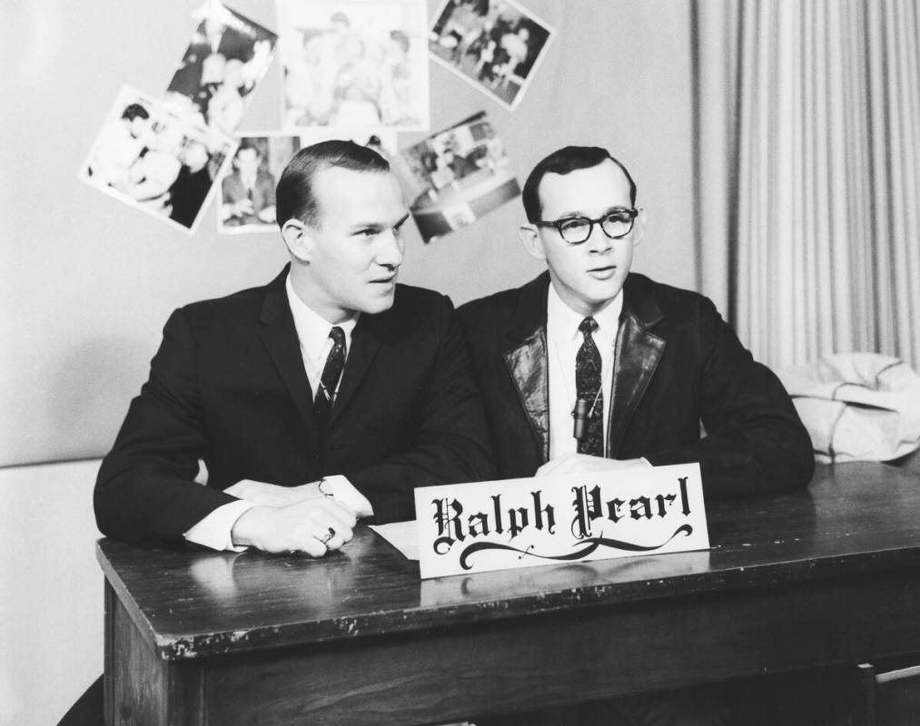 Tommy Smothers (links) und Dick Smothers im Flamingo im Februar 1965. (Las Vegas News Bureau)