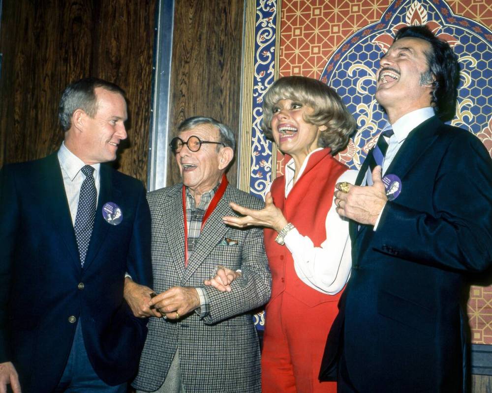 George Burns 80. Geburtstagsfeier im Sahara Las Vegas am 17. Februar 1983. Von links: Tom Smoth ...