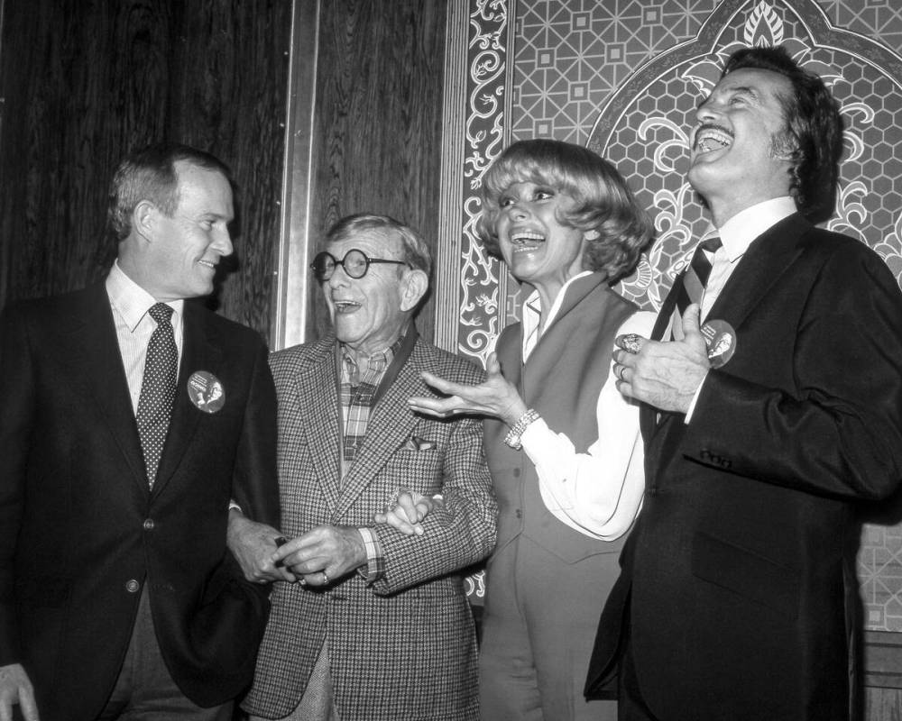 Von links feiern Tom Smothers, George Burns, Carol Channing und Robert Goulet Burns' 80. Geburtstag ...