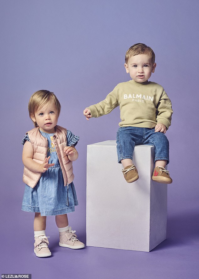 Babymodel Maisie Jane Barker trägt eine Weste von Moncler zum Preis von 185 £ und ein Jeanskleid von Moschino zum Preis von 150 £