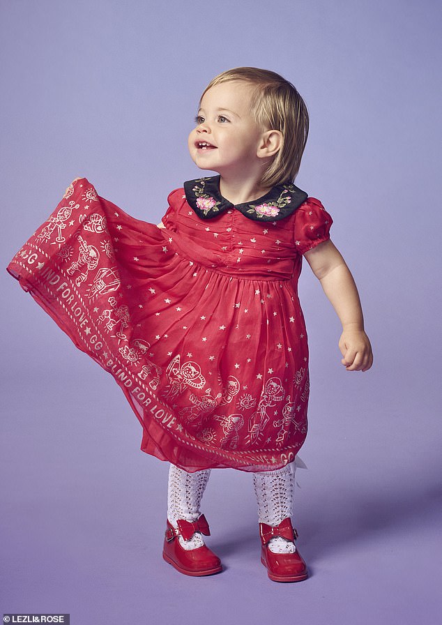 Babymodel Maisie Jane Barker trägt ein Kleid von Gucci, das im Einzelhandel 1.000 £ kostet