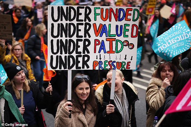 Assistenzärzte, die eine Gehaltserhöhung von 35 Prozent anstrebten, hatten zwischen dem 20. und 23. Dezember eine 72-stündige Arbeitsniederlegung hingelegt und bereiten sich nun auf den längsten Streik in der Geschichte des NHS vor